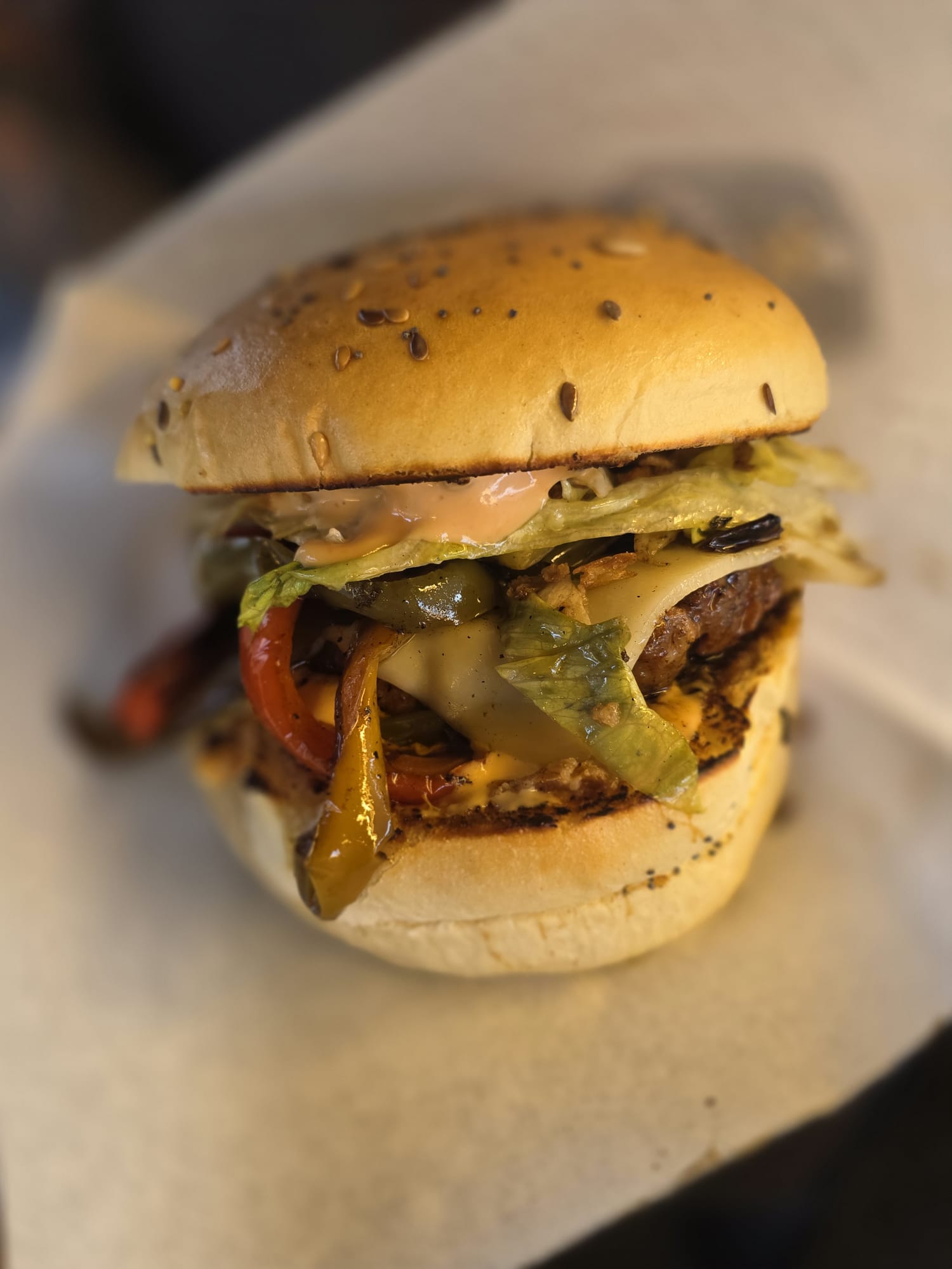 Burger Normand — steak, camembert, pommes caramélisées, poitrine fumée