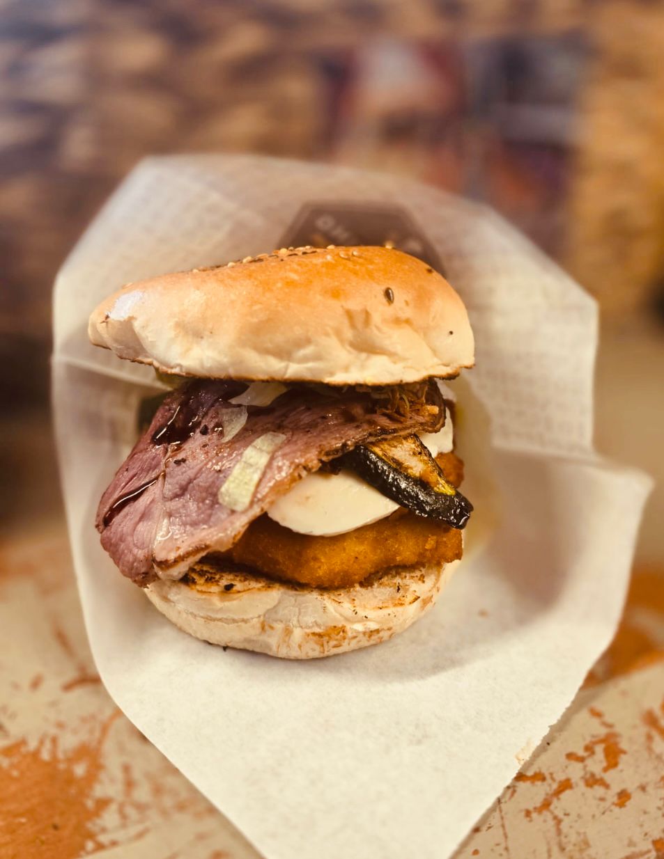 Burger Volaille — volaille panée, légumes grillés, mozzarella fondante, sauce blanche, crème de balsamique