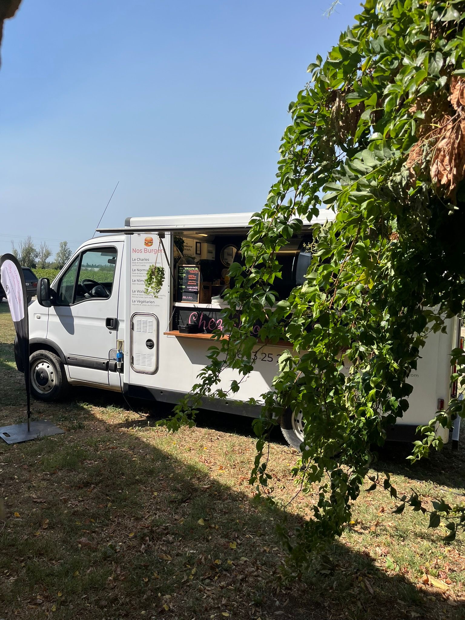 Le food truck Chez Monsieur Ingalls et son drapeau belge — vraies sauces et frites belges